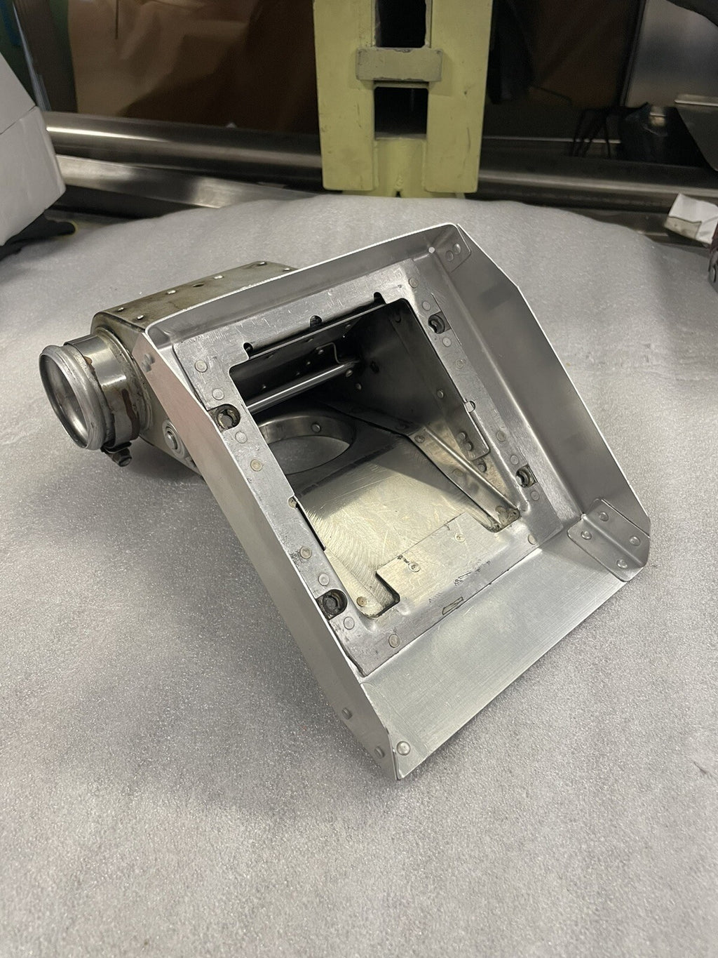 Cessna 150 152 Style AIRFILTER/AIRBOX SHROUD ASSEMBLY HOLDER PN: SVK0552130-11