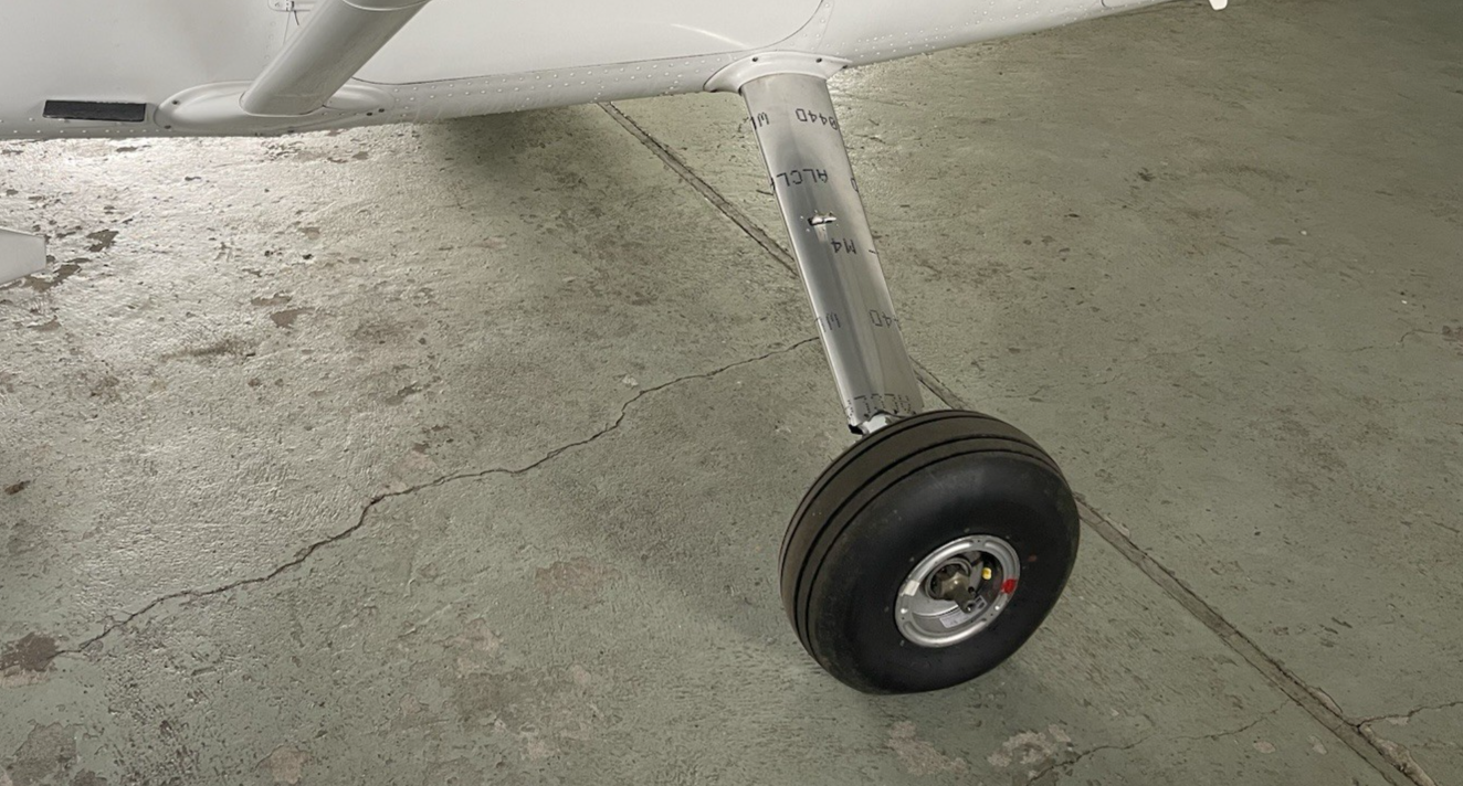 ✈️ Cessna 182 style Main Gear Leg Fairings SET ; PN: SVK0741624 , SVK0741639