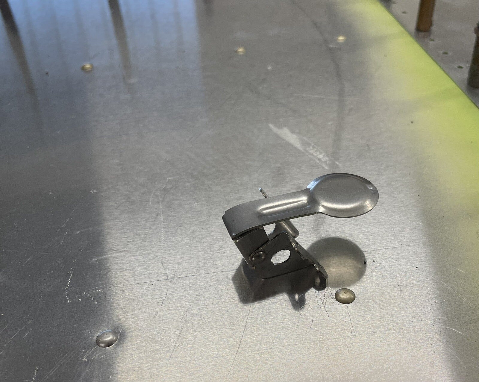 ✈️ NEW OIL SERVICE DOOR LATCH / LOCK, PN: SVKKM610