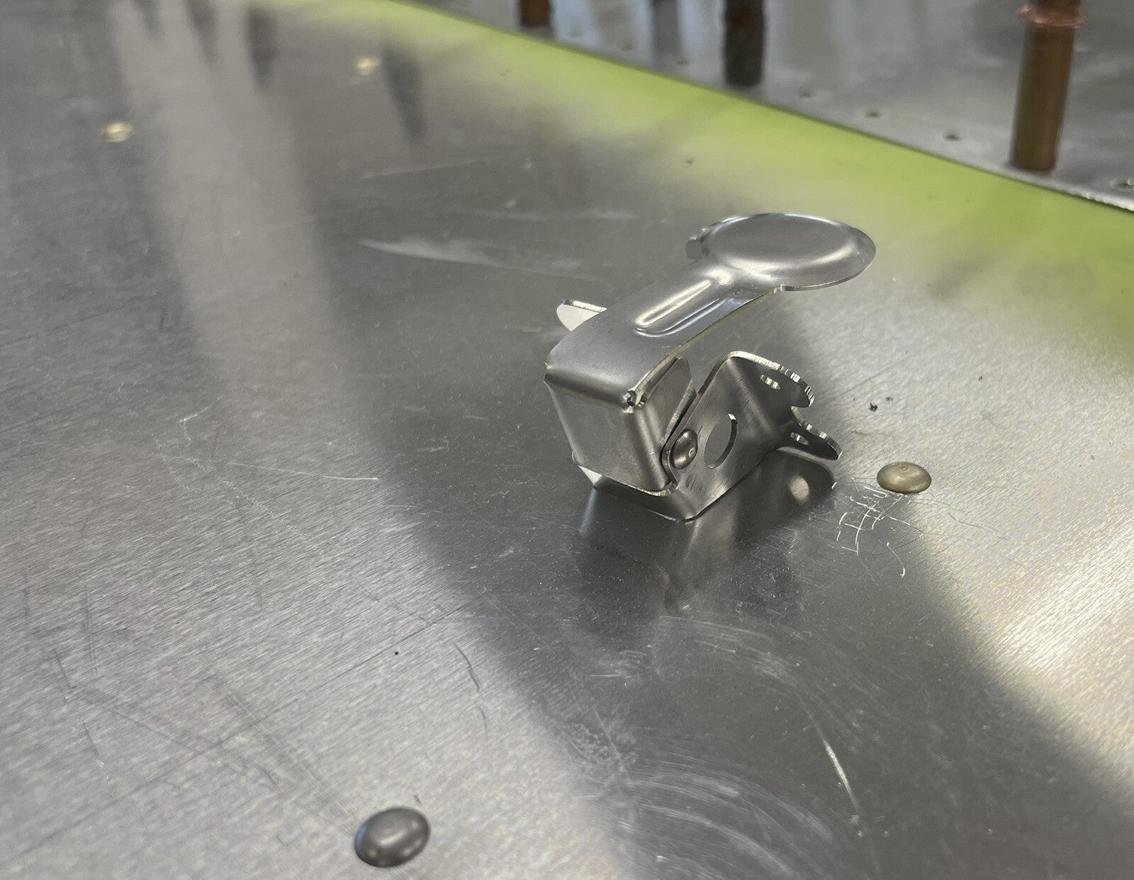 ✈️ NEW OIL SERVICE DOOR LATCH / LOCK, PN: SVKKM610