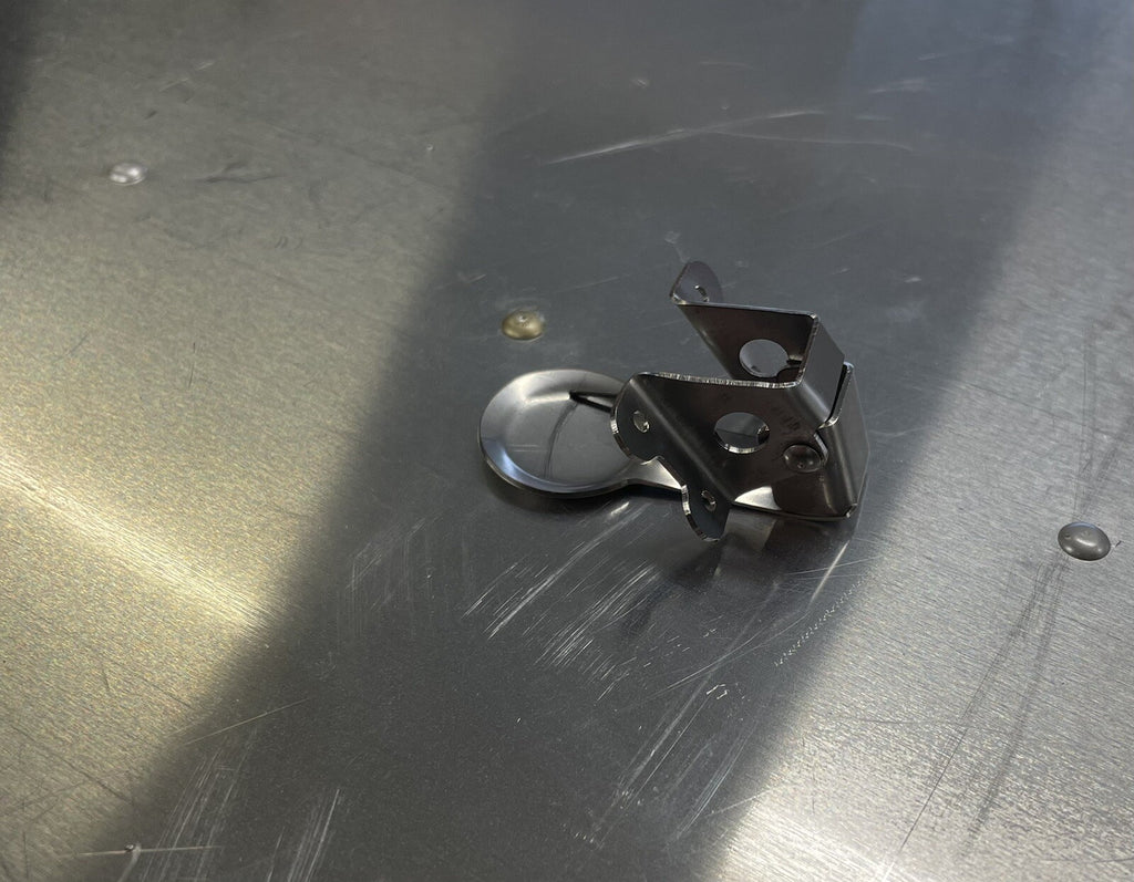 ✈️ NEW OIL SERVICE DOOR LATCH / LOCK, PN: SVKKM610