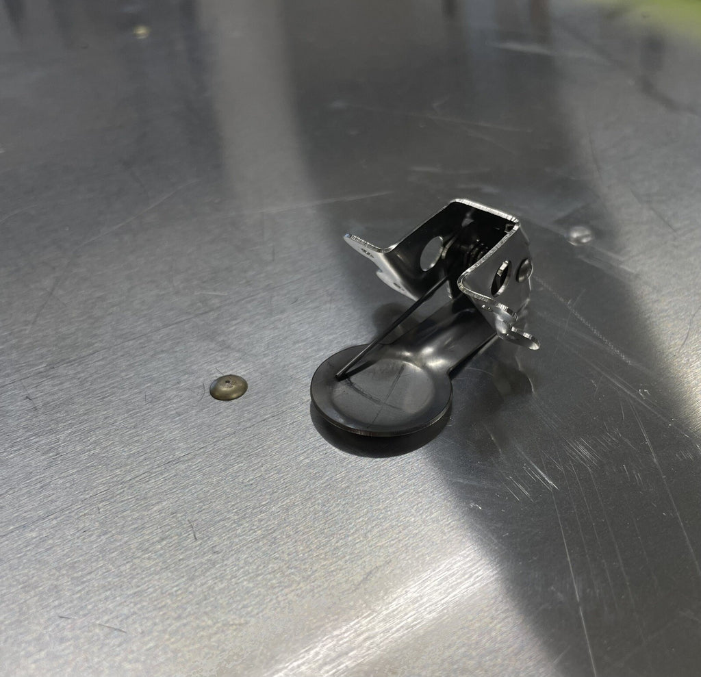✈️ NEW OIL SERVICE DOOR LATCH / LOCK, PN: SVKKM610
